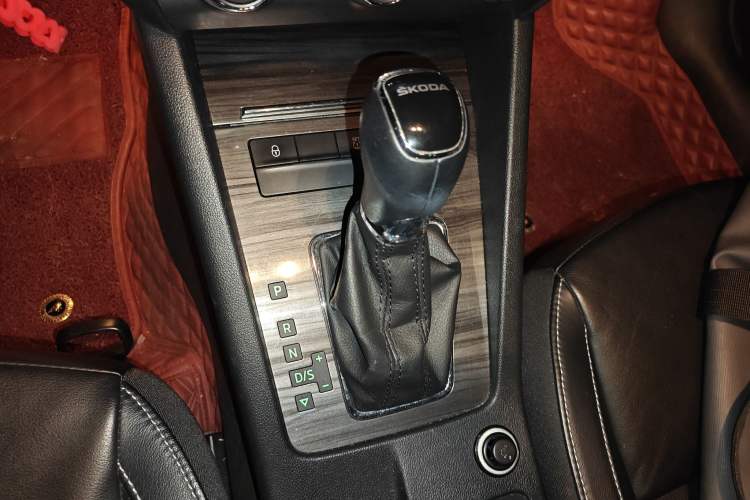 Used Skoda Octavia 2016 1.6L Automatic Smart Drive Edition Gear Lever