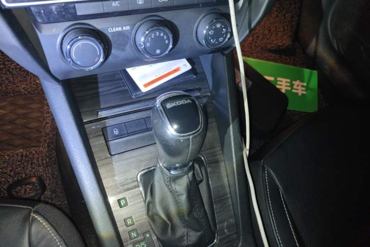 Used Skoda Octavia 2016 1.6L Automatic Smart Drive Edition Gear Lever