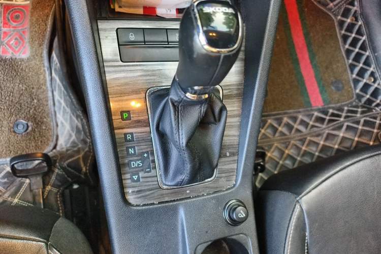 Used Skoda Octavia 2016 1.6L Automatic Smart Drive Edition Gear Lever