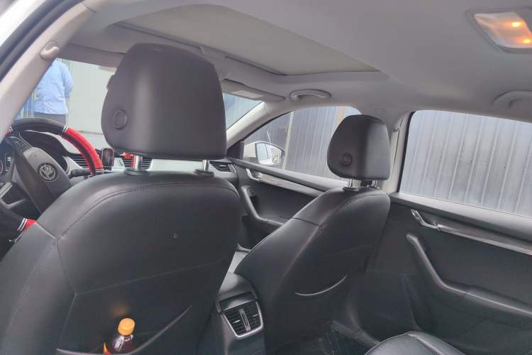 Used Skoda Octavia 2016 1.6L Automatic Smart Drive Edition Headliner