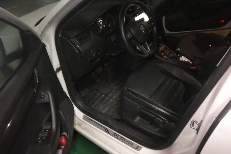 Used Skoda Octavia 2016 1.6L Automatic Smart Drive Edition Interior 3