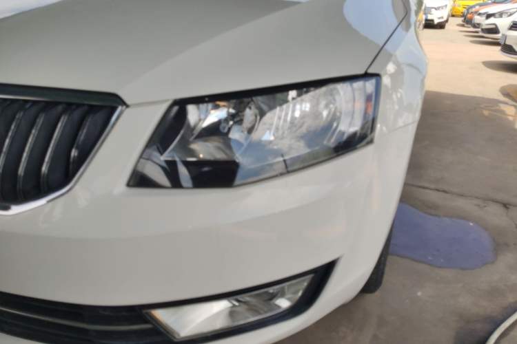 Used Skoda Octavia 2016 1.6L Automatic Smart Drive Edition Left Front Headlight