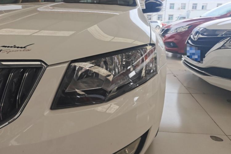 Used Skoda Octavia 2016 1.6L Manual Smart Drive Version Left Front Headlight