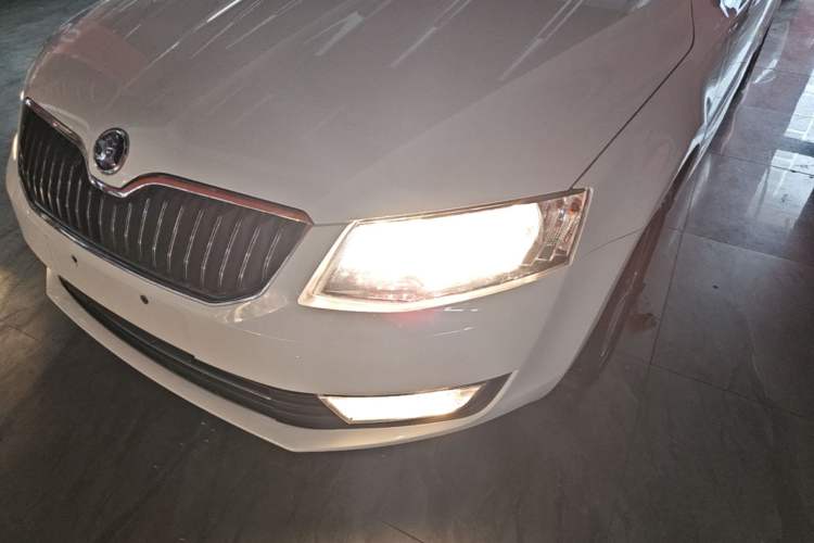 Used Skoda Octavia 2016 1.6L Automatic Smart Drive Edition Left Front Headlight