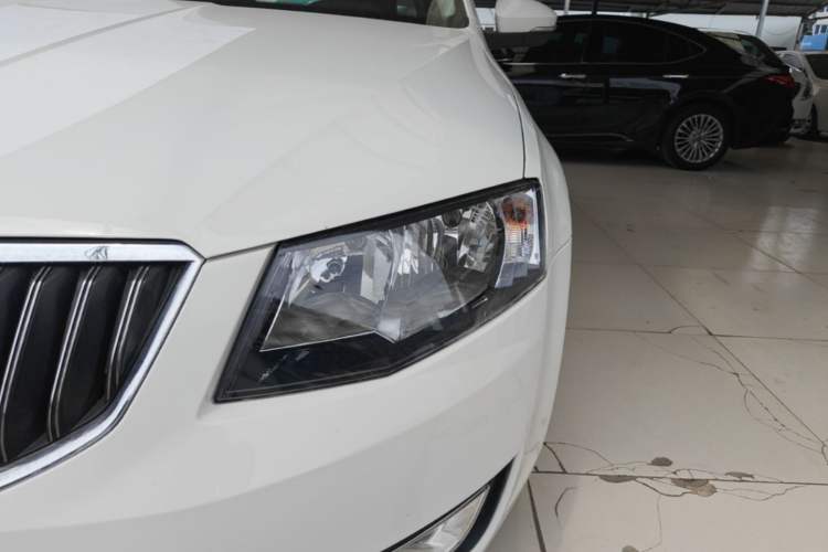 Used Skoda Octavia 2016 1.6L Automatic Smart Drive Edition Left Front Headlight