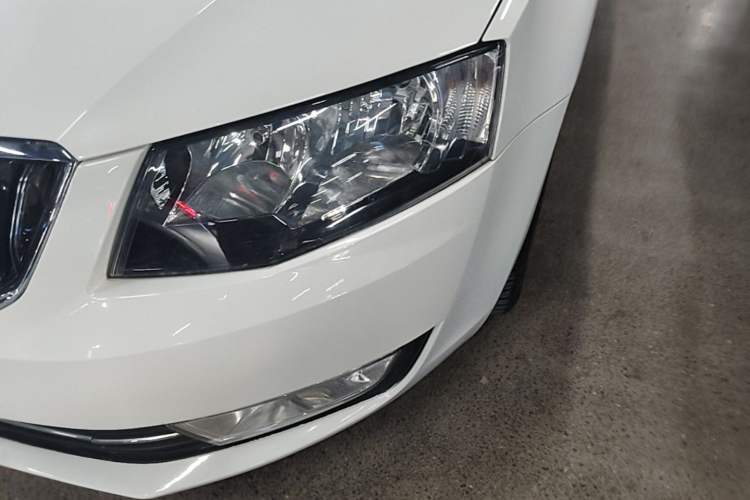 Used Skoda Octavia 2016 1.6L Automatic Smart Drive Edition Left Front Headlight