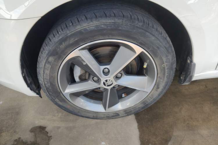 Used Skoda Octavia 2016 1.6L Automatic Smart Drive Edition Left Front Wheel Hub