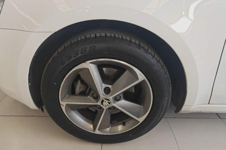 Used Skoda Octavia 2016 1.6L Manual Smart Drive Version Left Front Wheel Hub