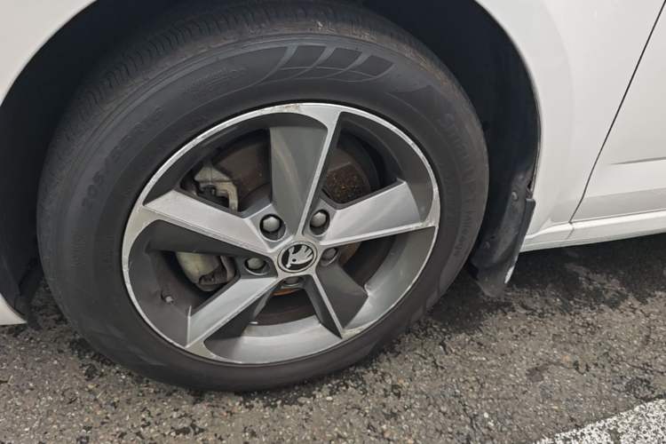 Used Skoda Octavia 2016 TSI280 DSG Smart Drive Edition Left Front Wheel Hub
