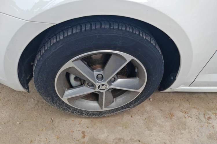 Used Skoda Octavia 2016 1.6L Automatic Smart Drive Edition Left Front Wheel Hub
