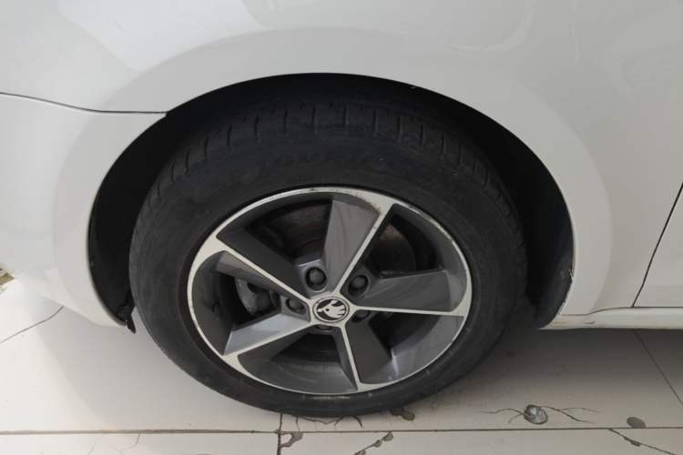 Used Skoda Octavia 2016 1.6L Automatic Smart Drive Edition Left Front Wheel Hub