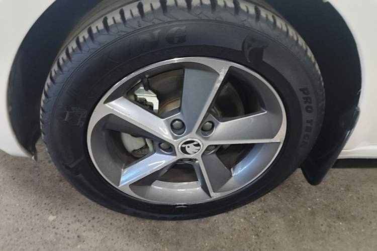Used Skoda Octavia 2016 1.6L Automatic Smart Drive Edition Left Front Wheel Hub