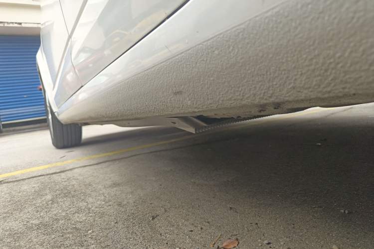 Used Skoda Octavia 2016 1.6L Automatic Front-Wheel Drive Model Left Side Sill