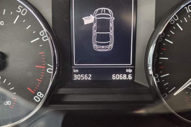 Used Skoda Octavia 2016 1.6L Automatic Smart Drive Edition Odometer Close Up