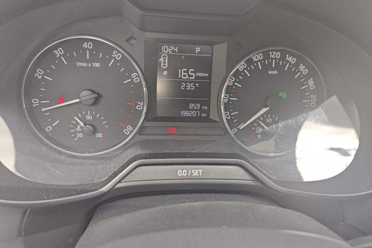 Used Skoda Octavia 2016 1.6L Automatic Chuanxing Edition Odometer Close Up