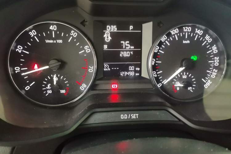 Used Skoda Octavia 2016 1.6L Automatic Chuanxing Edition Odometer Close Up