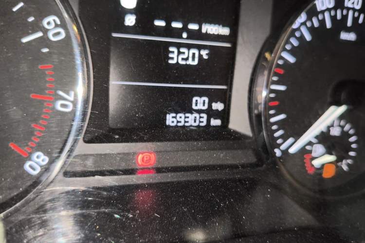 Used Skoda Octavia 2016 1.6L Automatic Chuanxing Edition Odometer Close Up