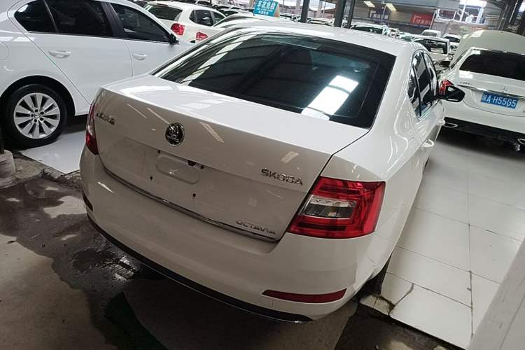 Used Skoda Octavia 2016 1.6L Automatic Smart Drive Edition Rear Right 45 Deg