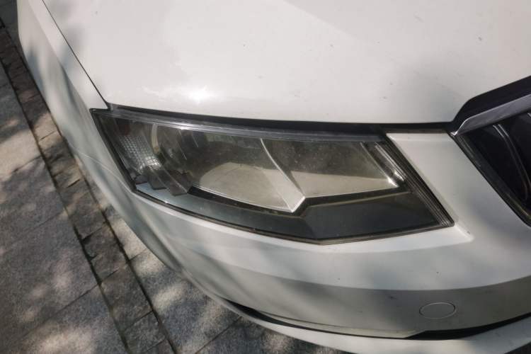 Used Skoda Octavia 2016 1.6L Automatic Smart Drive Edition Right Front Headlight