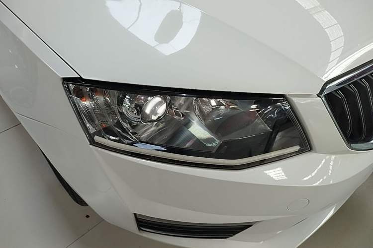 Used Skoda Octavia 2016 1.6L Automatic Smart Drive Edition Right Front Headlight