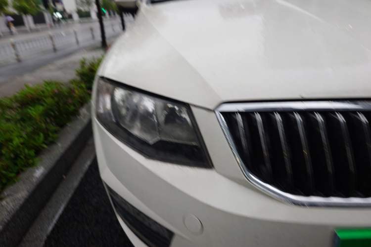 Used Skoda Octavia 2016 1.6L Automatic Smart Drive Edition Right Front Headlight
