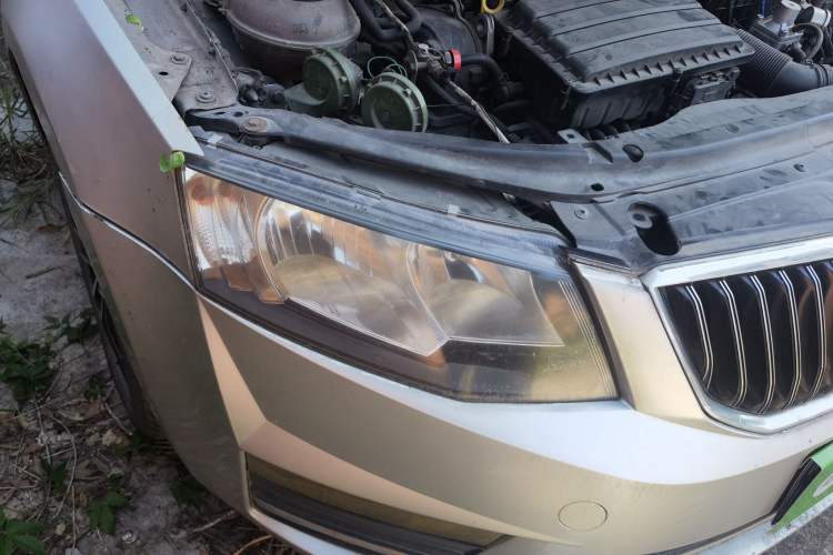 Used Skoda Octavia 2016 1.6L Manual Smart Drive Version Right Front Headlight