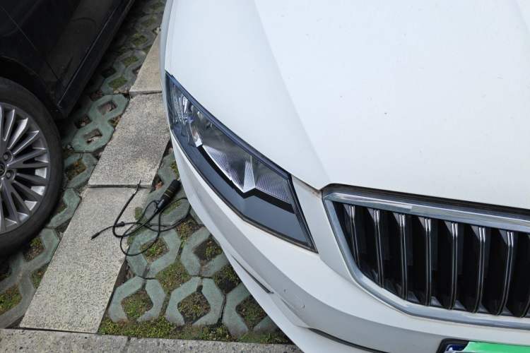 Used Skoda Octavia 2016 1.6L Manual Smart Drive Version Right Front Headlight