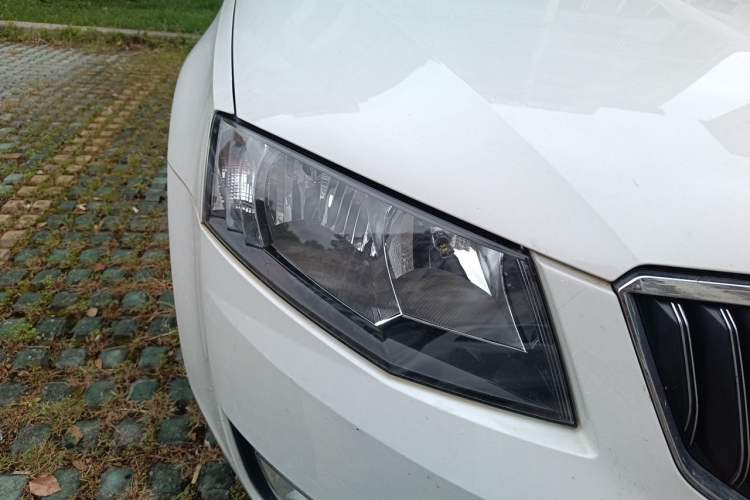 Used Skoda Octavia 2016 1.6L Automatic Smart Drive Edition Right Front Headlight