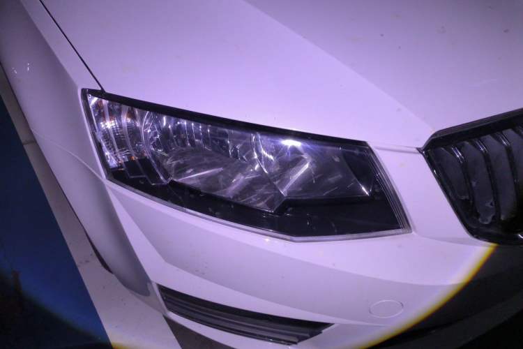 Used Skoda Octavia 2016 1.6L Automatic Smart Drive Edition Right Front Headlight