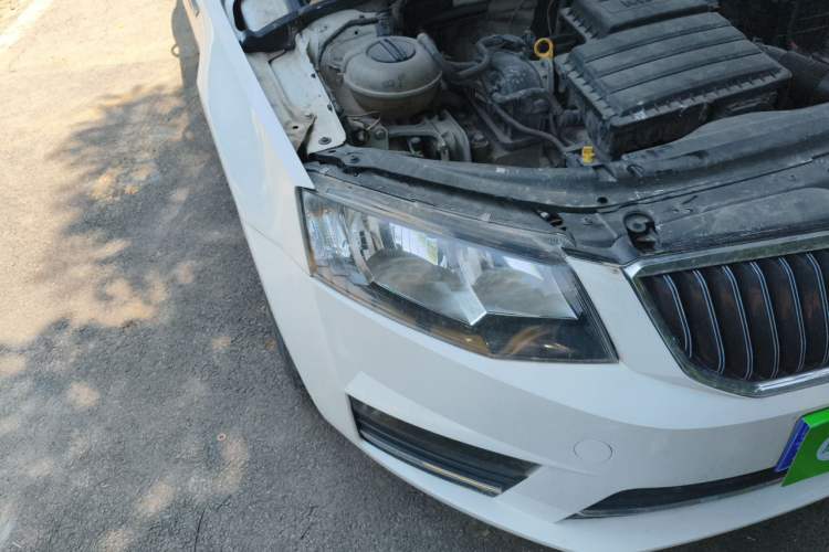Used Skoda Octavia 2016 1.6L Automatic Smart Drive Edition Right Front Headlight