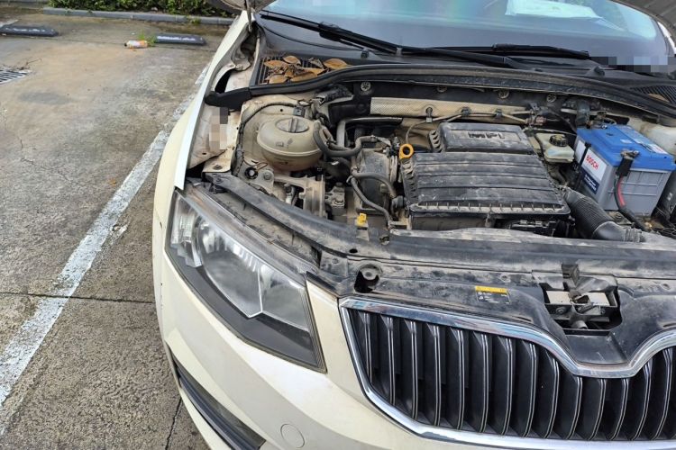 Used Skoda Octavia 2016 1.6L Automatic Smart Drive Edition Right Front Headlight