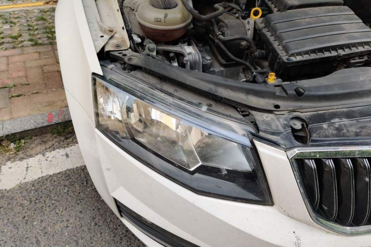Used Skoda Octavia 2016 1.6L Manual Smart Drive Version Right Front Headlight