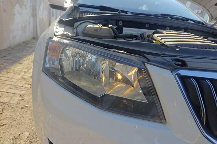 Used Skoda Octavia 2016 1.6L Automatic Smart Drive Edition Right Front Headlight