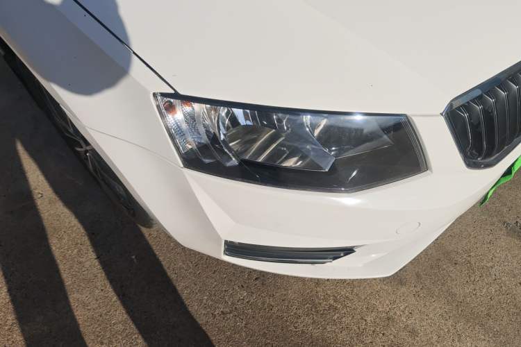 Used Skoda Octavia 2016 1.6L Automatic Smart Drive Edition Right Front Headlight
