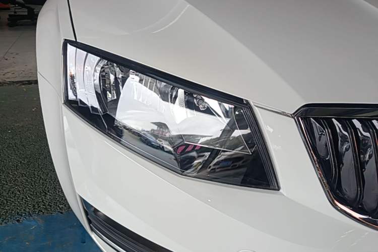 Used Skoda Octavia 2016 1.6L Automatic Smart Drive Edition Right Front Headlight