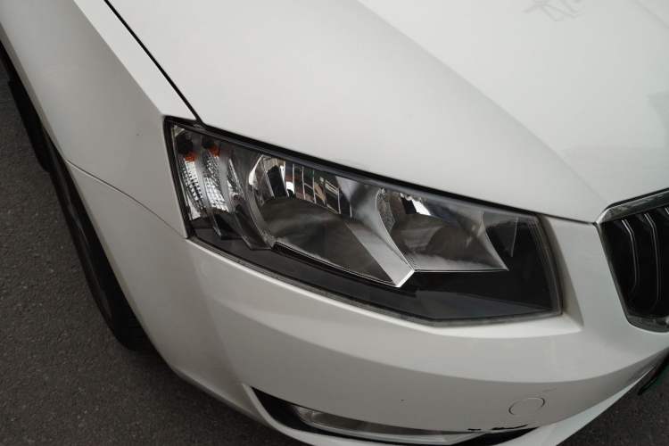 Used Skoda Octavia 2016 1.6L Automatic Smart Drive Edition Right Front Headlight
