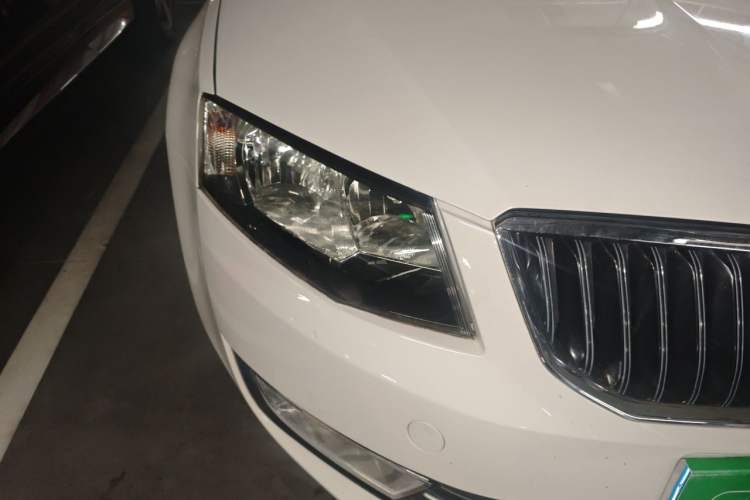 Used Skoda Octavia 2016 1.6L Automatic Smart Drive Edition Right Front Headlight
