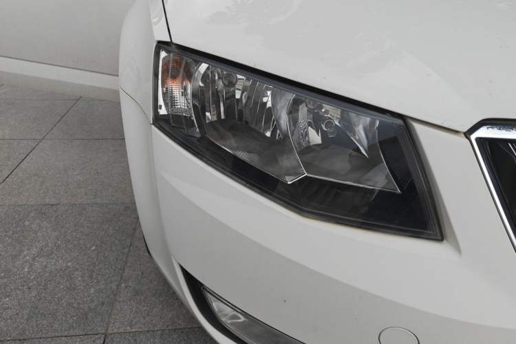 Used Skoda Octavia 2016 1.6L Automatic Smart Drive Edition Right Front Headlight