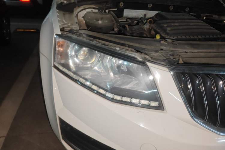 Used Skoda Octavia 2016 1.6L Automatic Smart Drive Edition Right Front Headlight