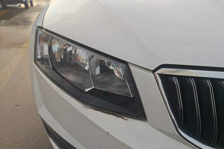 Used Skoda Octavia 2016 1.6L Automatic Smart Drive Edition Right Front Headlight
