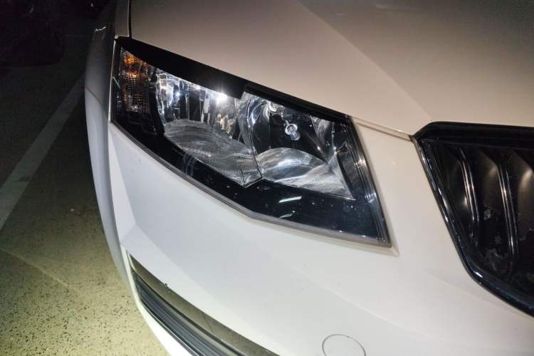 Used Skoda Octavia 2016 1.6L Automatic Smart Drive Edition Right Front Headlight