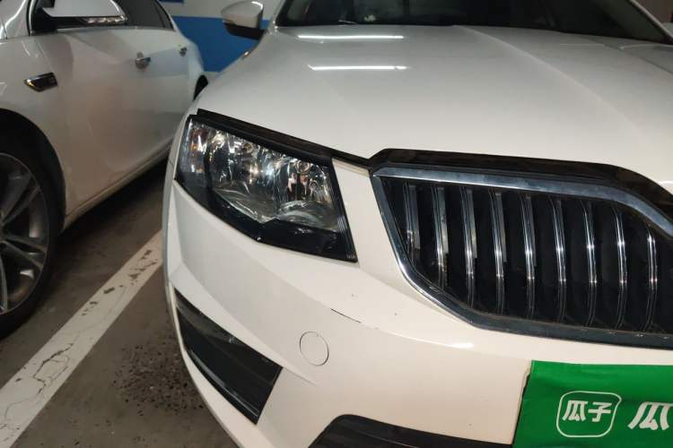 Used Skoda Octavia 2016 1.6L Automatic Smart Drive Edition Right Front Headlight