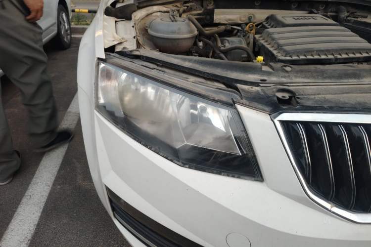 Used Skoda Octavia 2016 1.6L Manual Smart Drive Version Right Front Headlight
