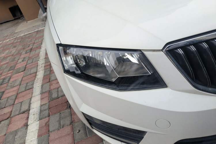 Used Skoda Octavia 2016 1.6L Manual Smart Drive Version Right Front Headlight