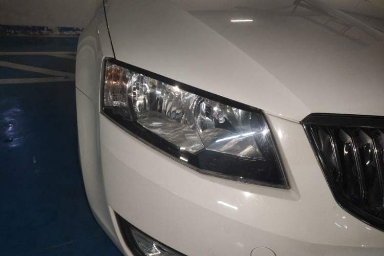 Used Skoda Octavia 2016 1.6L Automatic Smart Drive Edition Right Front Headlight