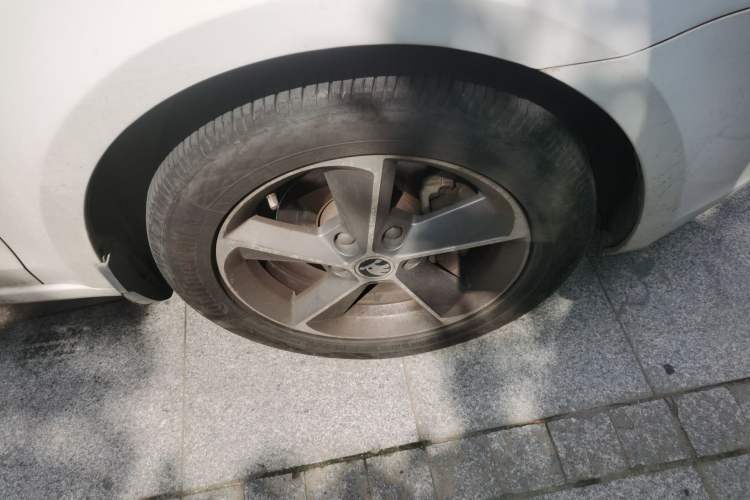 Used Skoda Octavia 2016 1.6L Automatic Smart Drive Edition Right Front Wheel Hub