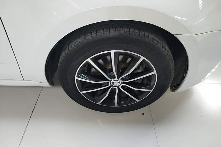 Used Skoda Octavia 2016 1.6L Automatic Smart Drive Edition Right Front Wheel Hub