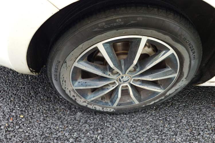 Used Skoda Octavia 2016 1.6L Automatic Smart Drive Edition Right Front Wheel Hub