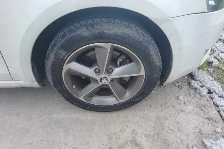 Used Skoda Octavia 2016 1.6L Automatic Smart Drive Edition Right Front Wheel Hub