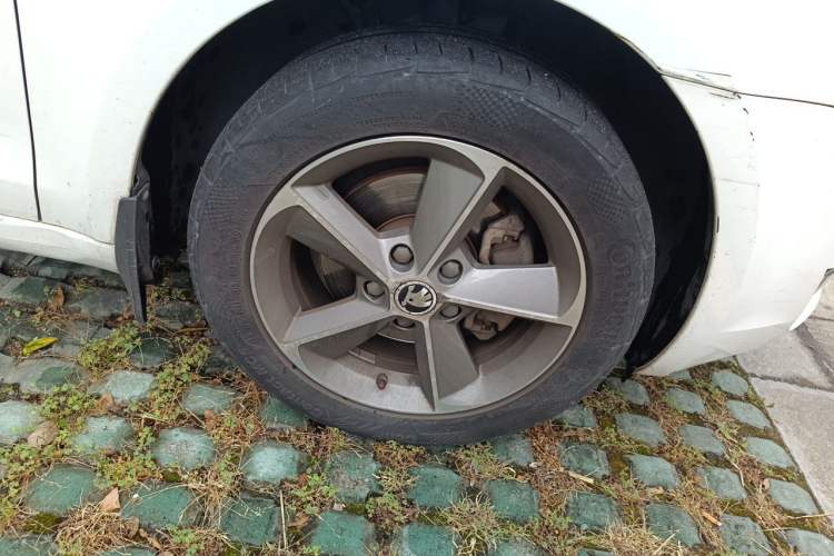 Used Skoda Octavia 2016 1.6L Automatic Smart Drive Edition Right Front Wheel Hub
